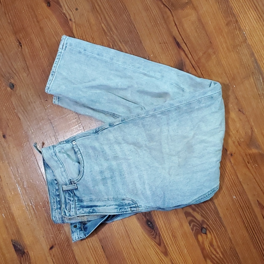 American Eagle Ligh Wash Mom Jeans